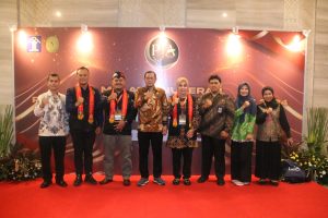 Tiga Perwakilan Kades Dan Lurah Provinsi Banten Terima Penghargaan Non Litigation Peacemaker