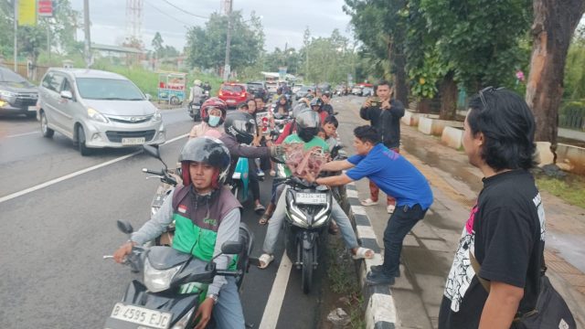 Minggu Ketiga, SMSI Tangsel Bagikan Seratus Paket Takjil Untuk Ojol dan Pengguna Jalan Depan Balaikota Tangsel