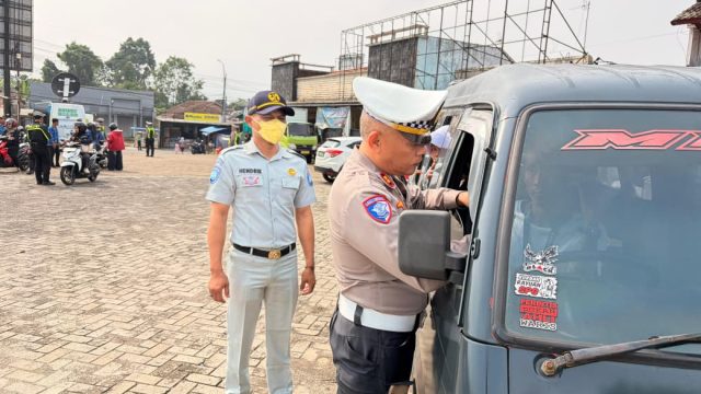 Tim Samsat Pandeglang Menggelar Razia pajak Kendaraan Sekaligus Sosialisasi SWDKLLJ Peran sebagai Perlindungan Kecelakaan