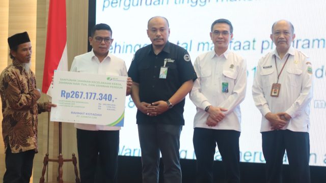 Momentum K3 Awards, Gubernur Banten Serahkan Santunan BPJS Ketenagakerjaan Bagi Pekerja, Termasuk Nelayan