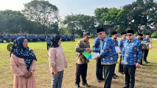 Walikota Tangsel Serahkan Simbolis Santunan Pekerja Rentan Miskin