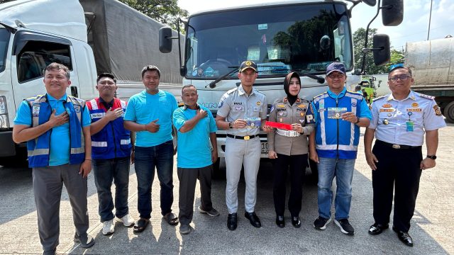 Jasa Raharja Kolaborasi Bersama Jasa Marga dan PJR Pondok Aren Gelar Sosialisasi Keselamatan Berkendara serta Pemasangan Stiker Reflective pada Kendaraan Angkutan Berat  
