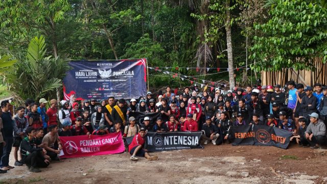 Tanamkan Eco-nasionalisme, KPB Bentangkan Bendara di Puncak Gunung Prakasak