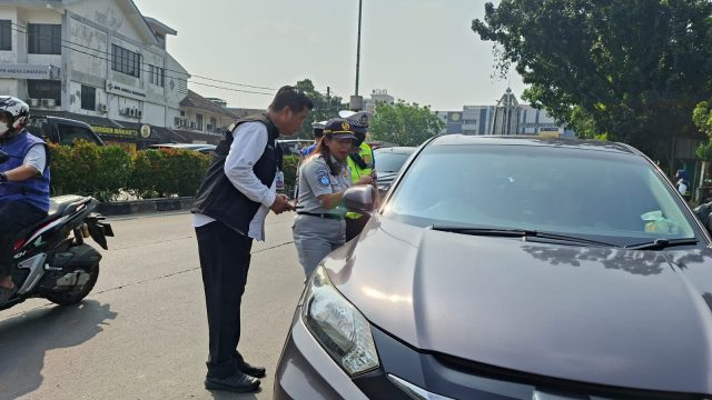 Tingkatkan Kepatuhan Warga Membayar Pajak Kendaraan Bermotor, Tim Pembina SAMSAT Ciputat Gelar Operasi Gabungan Razia  