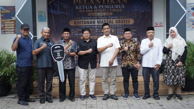 Dukung Kebersihan Lingkungan, Anggota DPRD Banten TB Roy Serahkan Motor Sampah ke IKA SMAN 1 Ciruas