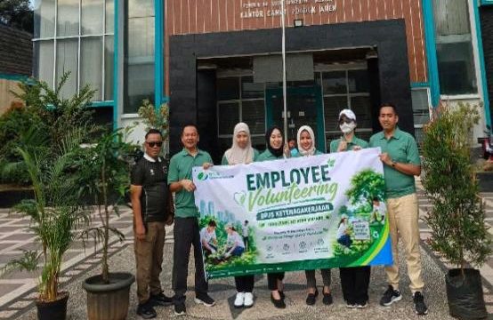 Wujudkan Kepedulian Lingkungan Melalui Employee Volunteering Penanaman Pohon di Kantor Kecamatan Pondok Aren