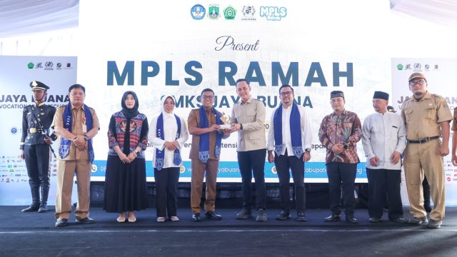 Gubernur Andra Soni Tegaskan Program Sekolah Gratis Utamakan Mutu Pendidikan