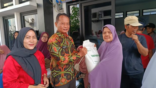 924 KPM di Kelurahan Rawa Arum Terima Bantuan Pangan Beras