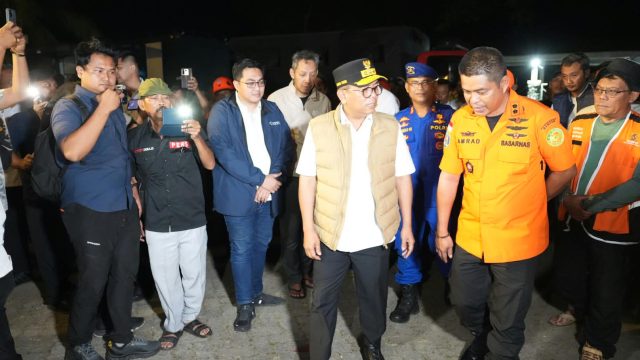 Doa dari Carita: Gubernur Banten Andra Soni Berharap 5 Jurnalis dan 3 Kru Kapal Ditemukan Selamat