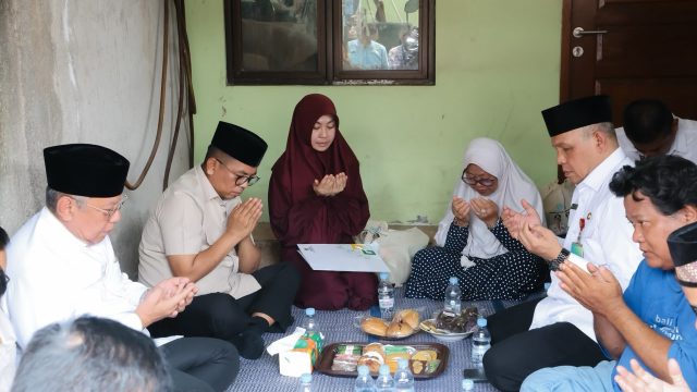 Kunjungi Keluarga Jurnalis yang Hilang di Selat Sunda, Gubernur Banten Andra Soni Kenang Momen Kebersamaan di Posko Pemantauan