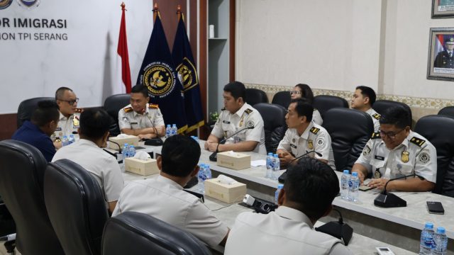 Kakanwil Ditjen Imigrasi Banten Monitoring Pelayanan dan memberikan Penguatan kepada Jajaran Kantor Imigrasi Kelas I TPI Serang