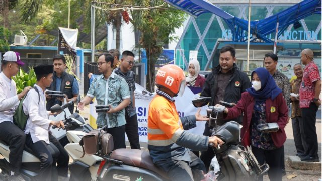 Wujudkan Kepedulian Sosial Melalui Program “Imigrasi untuk Rakyat”, Kantor Imigrasi Cilegon Sukses Gelar Aksi Bagi-Bagi Ratusan Kotak Makan Gratis
