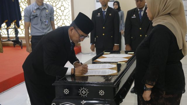 Tingkatkan Kualitas Pelaksanaan Tugas, Kemenkum Banten Lantik Analis Kebijakan, Penyuluh Hukum, dan Notaris Pengganti