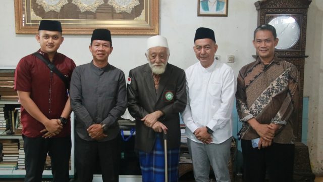 Pererat Silaturahmi dengan Tokoh Agama, Kakanwil Kemenkum Banten Temui Abuya Muhtadi